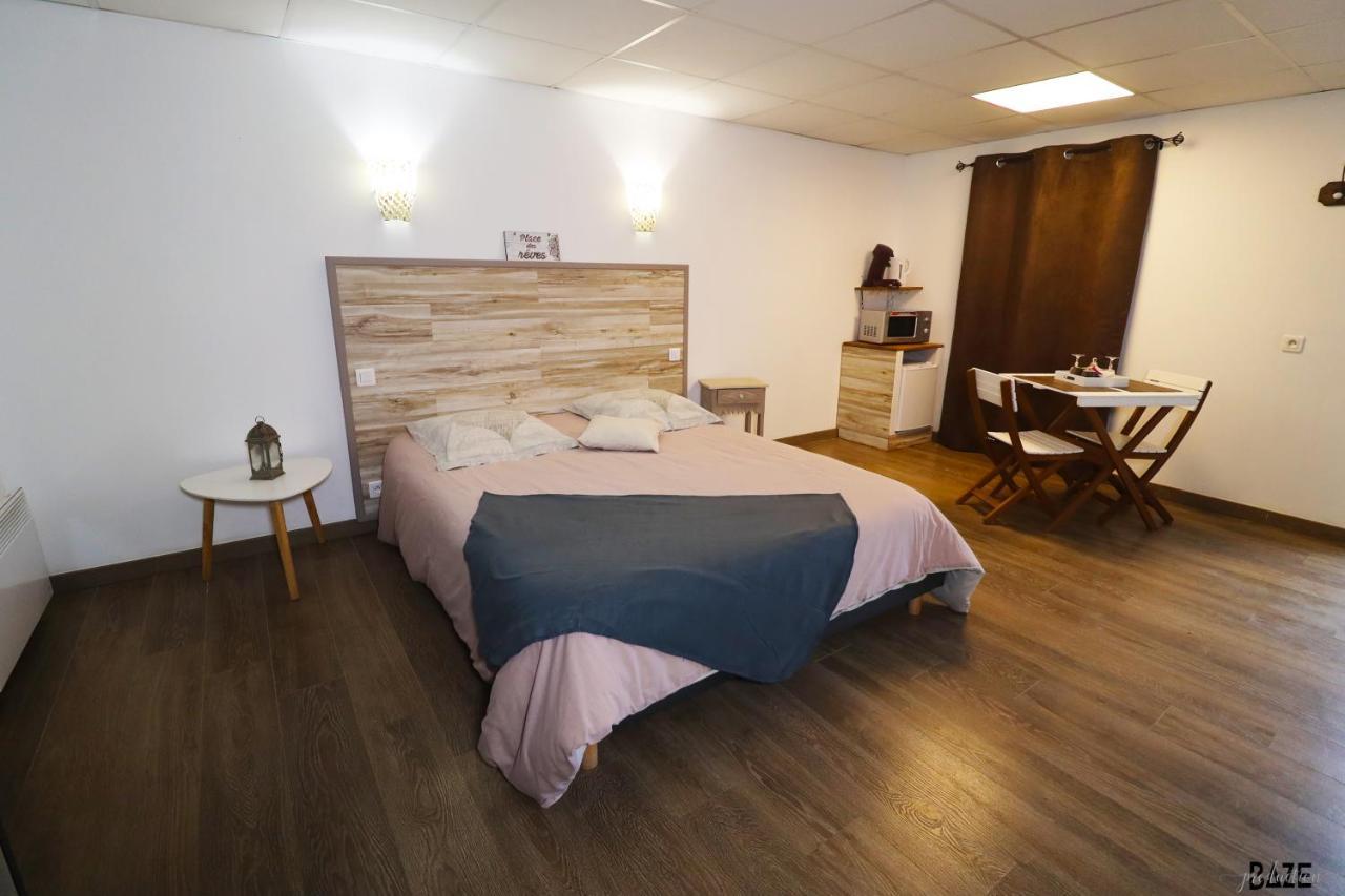 Centre De Bien-Etre Et Ses Chambres D'Hote Villeneuve-de-Rivière Exteriör bild